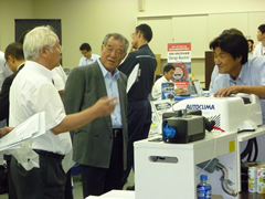青森県トラック協会で「安全・環境対策製品」合同展示会開催