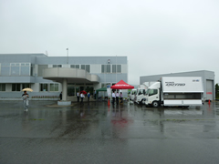 青森県トラック協会で「安全・環境対策製品」合同展示会開催