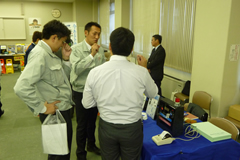 青森県トラック協会で「安全・環境製品2015」展示会開催